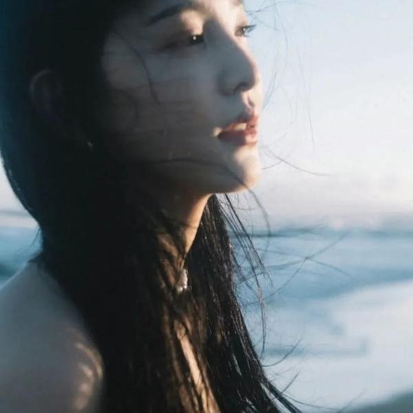 落在她身边